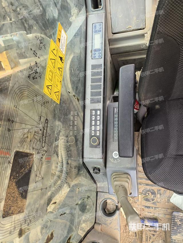 座椅右側(cè)控制臺(tái)/鑰匙門/油門/含右手柄（駕駛室部分）