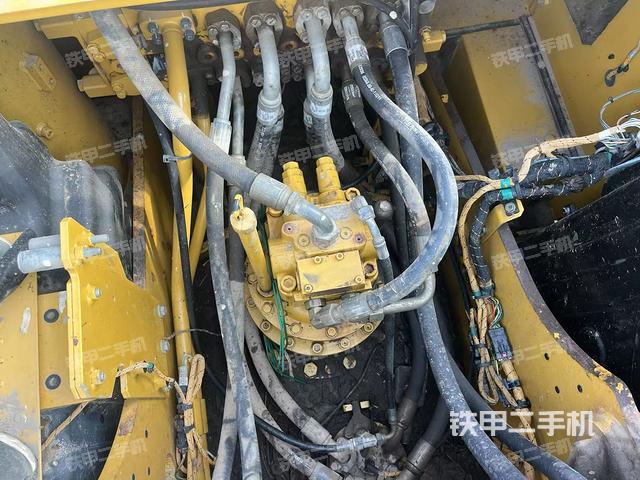 回转马达和主控阀（整机外观）