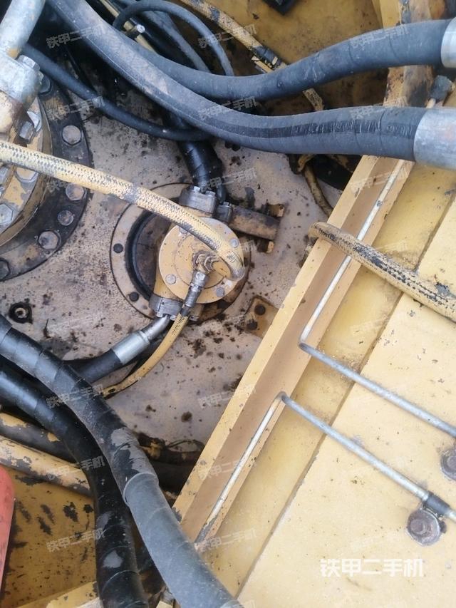 中央回轉(zhuǎn)接頭特寫(xiě)（上車部件）