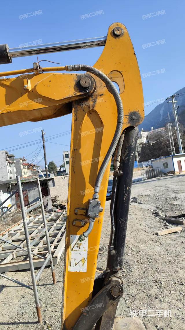 駕駛室頂部(整機(jī)外觀) 駕駛室頂部(整機(jī)外觀)