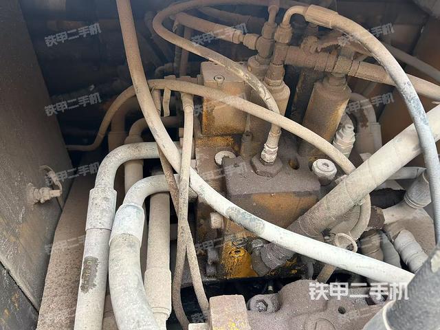 回轉(zhuǎn)馬達(dá)和主控閥(整機(jī)外觀) 回轉(zhuǎn)馬達(dá)和主控閥(整機(jī)外觀)
