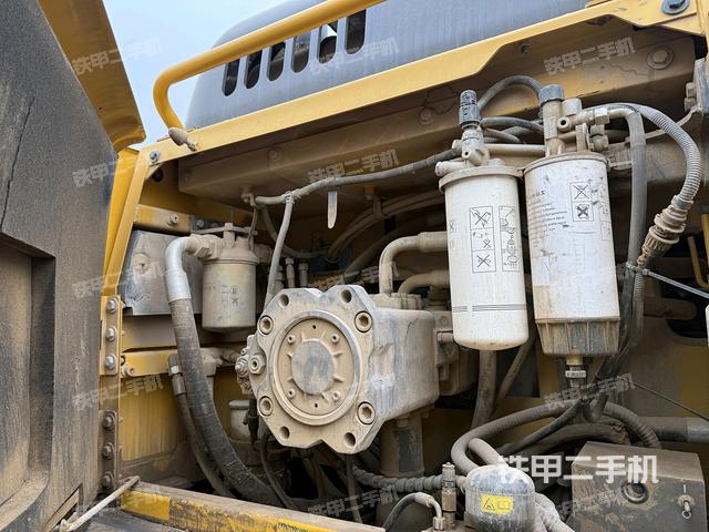 液壓泵艙室正面整體（整機外觀）