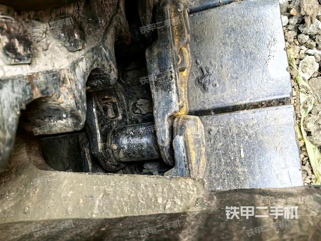 左驅(qū)動輪（行走機構(gòu)）