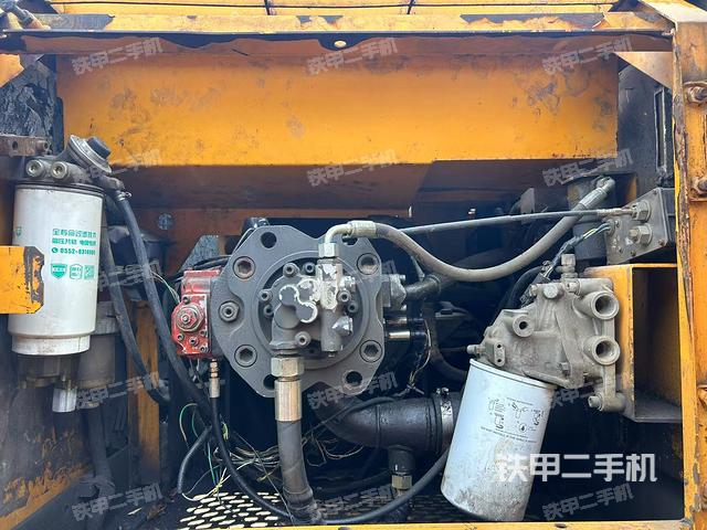 液壓泵艙室正面整體（整機外觀）