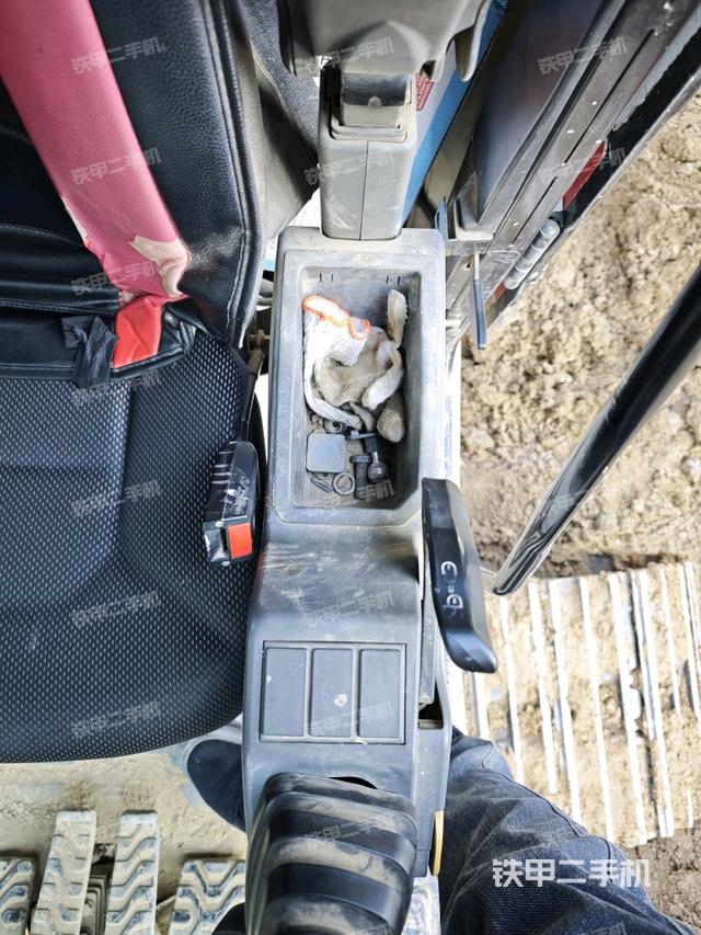 座椅左側控制臺/音響/含左手柄（駕駛室部分）