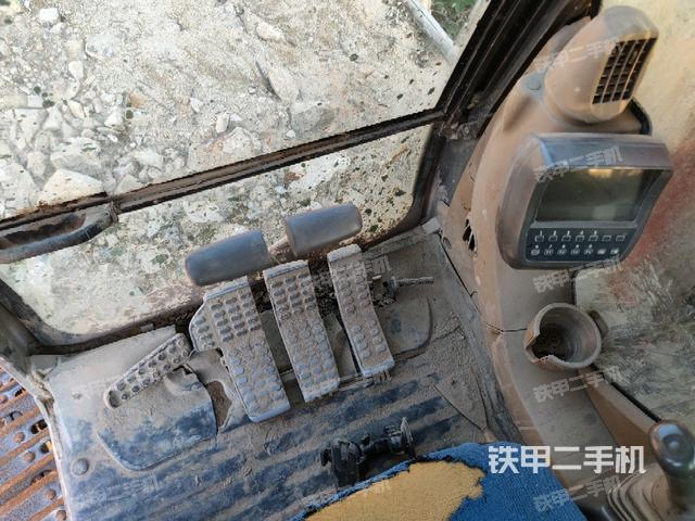 行走控制手柄和踏板?俯拍(駕駛室部分) 行走控制手柄和踏板?俯拍(駕駛室部分)