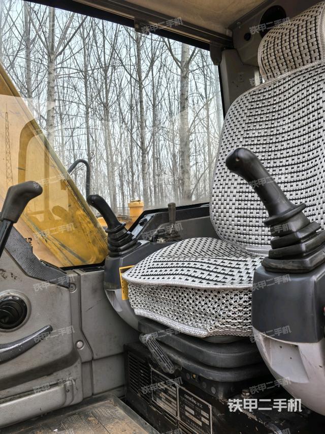 駕駛室頂部（整機外觀）