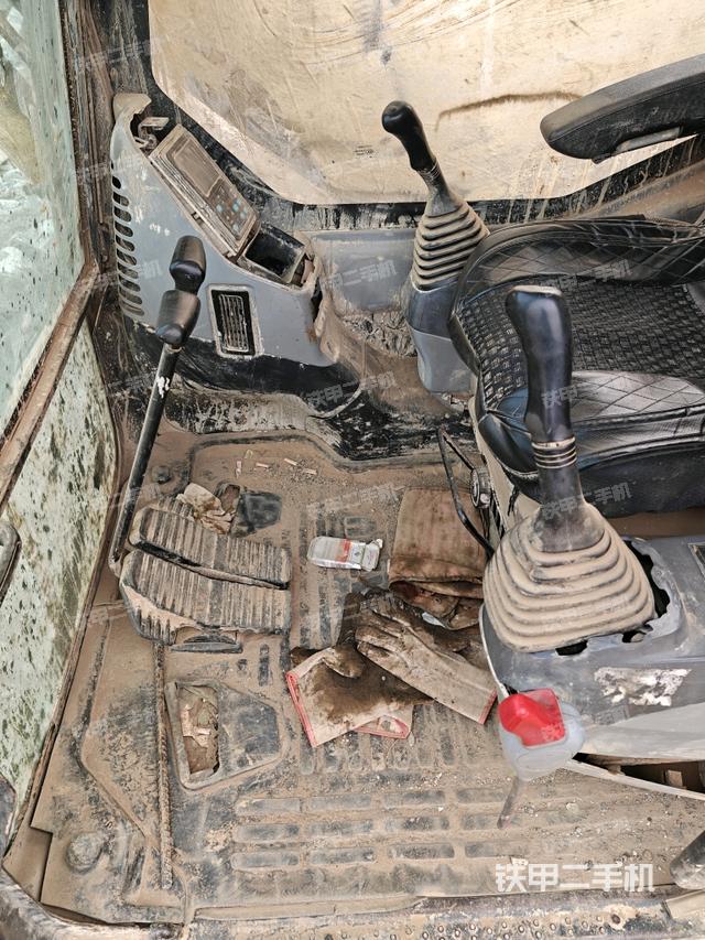 座椅右側(cè)控制臺(tái)/鑰匙門(mén)/油門(mén)/含右手柄（駕駛室部分）