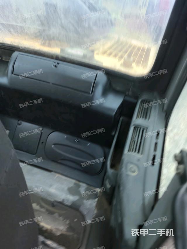 行走控制手柄和踏板?俯拍（駕駛室部分）