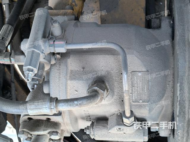 液壓泵艙室正面整體（整機外觀）