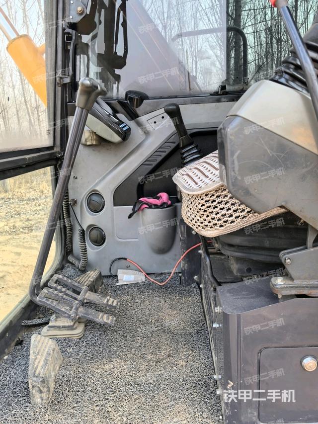 駕駛室頂部（整機外觀）