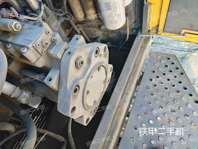 液压泵舱室正面整体（整机外观）