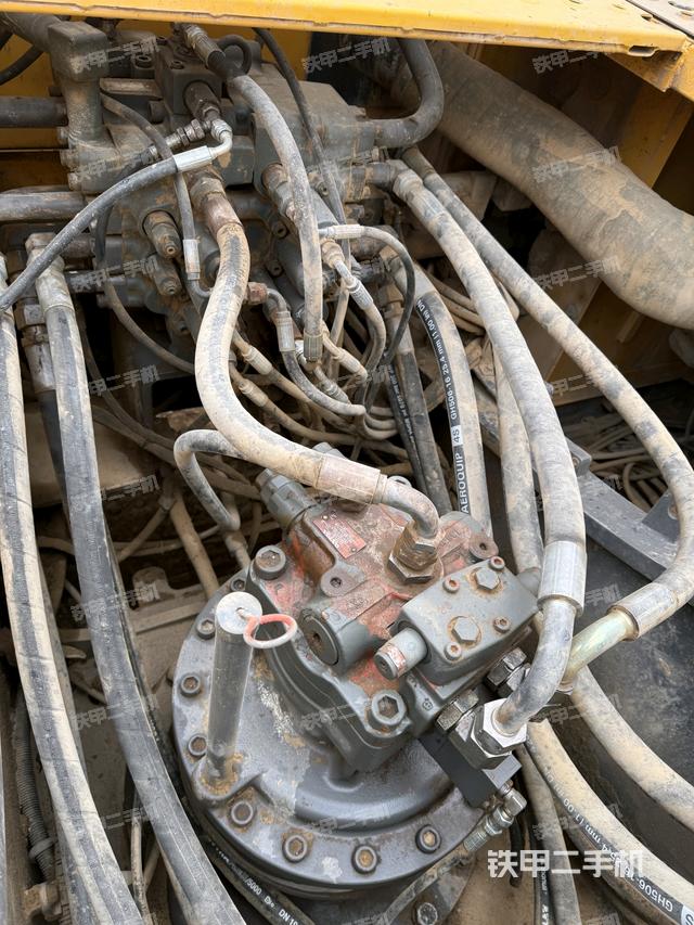 回轉(zhuǎn)馬達(dá)和主控閥（整機(jī)外觀）