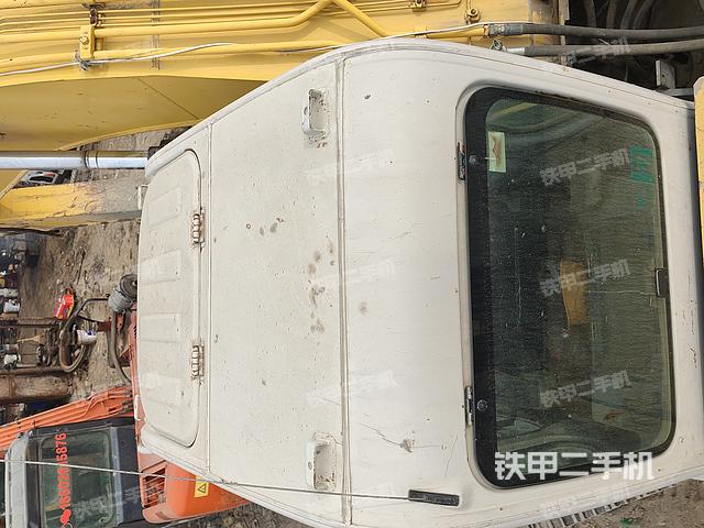 駕駛室頂部(整機(jī)外觀) 駕駛室頂部(整機(jī)外觀)