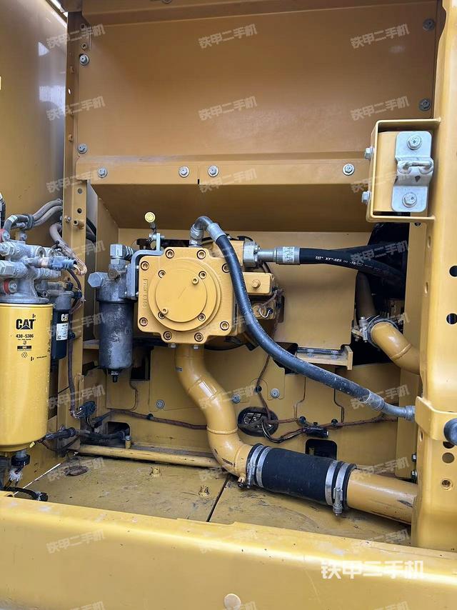 液壓泵艙室正面整體（整機外觀）