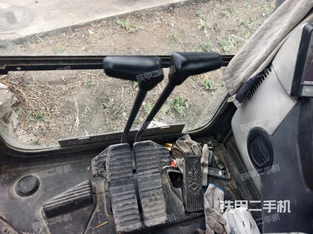 行走控制手柄和踏板?俯拍(駕駛室部分) 行走控制手柄和踏板?俯拍(駕駛室部分)
