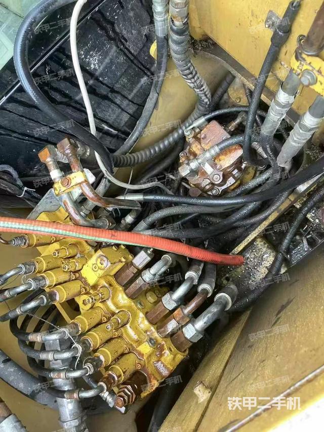 回转马达和主控阀（整机外观）