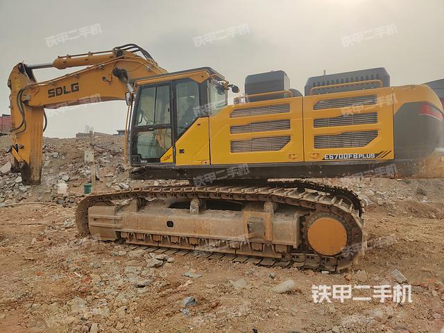 單側(cè)履帶整體(整機外觀) 單側(cè)履帶整體(整機外觀)