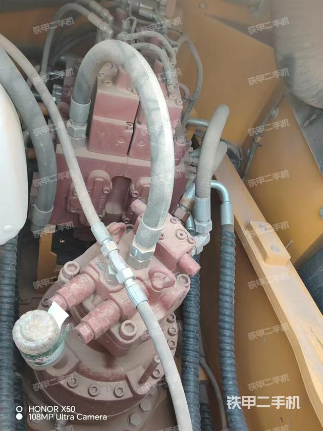 回转马达和主控阀（整机外观）