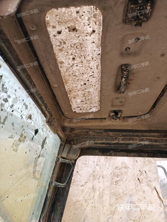 行走控制手柄和踏板?俯拍（駕駛室部分）