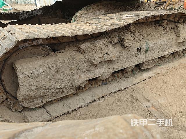 單側(cè)履帶整體(整機(jī)外觀) 單側(cè)履帶整體(整機(jī)外觀)