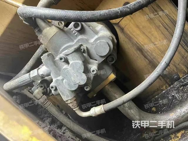 液压泵舱室正面整体（整机外观）
