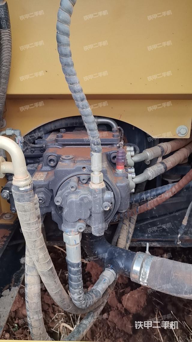 液壓泵艙室正面整體（整機外觀）