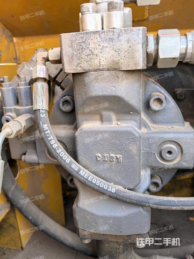 液壓泵艙室正面整體（整機外觀）