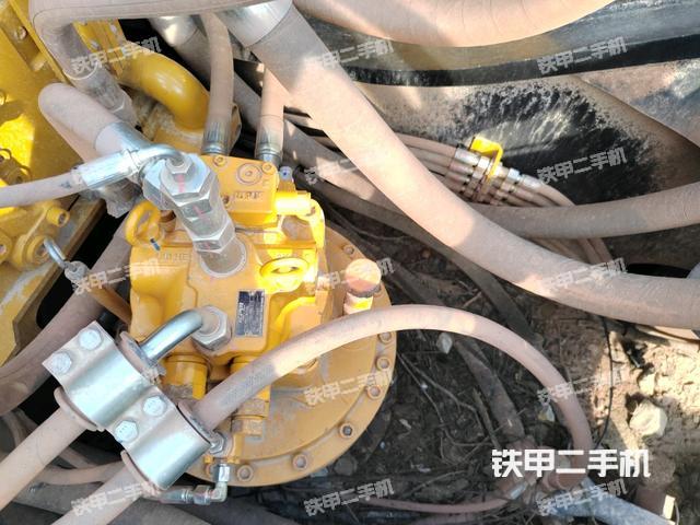 回轉馬達和主控閥(整機外觀) 回轉馬達和主控閥(整機外觀)