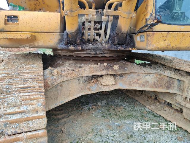 转盘和下车架正前(工作和回转装置) 转盘和下车架正前(工作和回转装置)