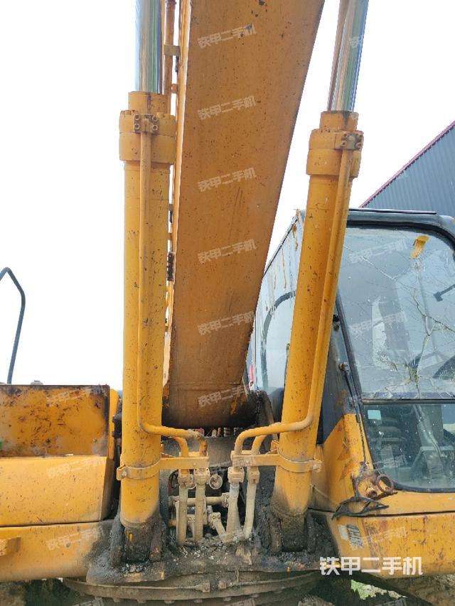 大臂油缸整体 竖拍(工作和回转装置) 大臂油缸整体 竖拍(工作和回转装置)