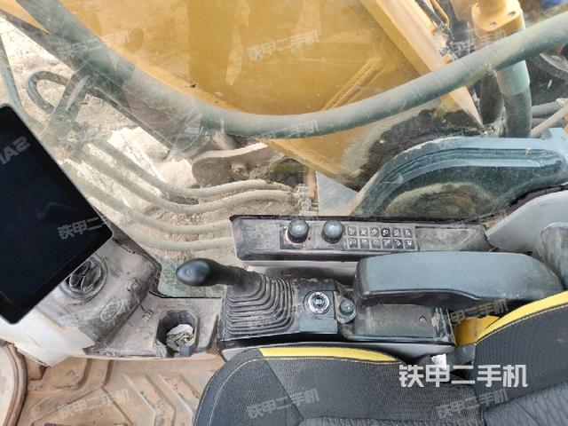 座椅右側(cè)控制臺(tái)/鑰匙門(mén)/油門(mén)/含右手柄(駕駛室部分) 座椅右側(cè)控制臺(tái)/鑰匙門(mén)/油門(mén)/含右手柄(駕駛室部分)