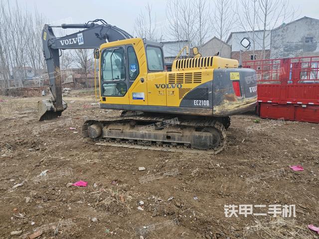 駕駛室頂部(整機(jī)外觀) 駕駛室頂部(整機(jī)外觀)