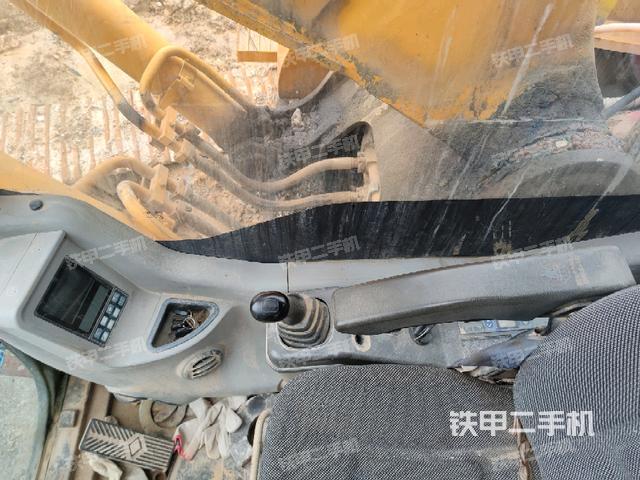 座椅右侧控制台/钥匙门/油门/含右手柄(驾驶室部分) 座椅右侧控制台/钥匙门/油门/含右手柄(驾驶室部分)