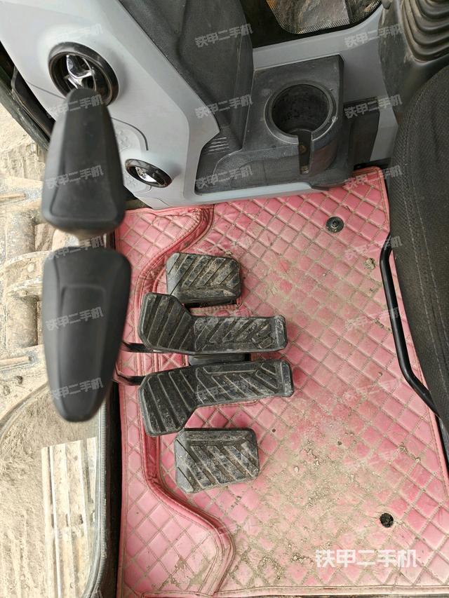 行走控制手柄和踏板?俯拍（駕駛室部分）