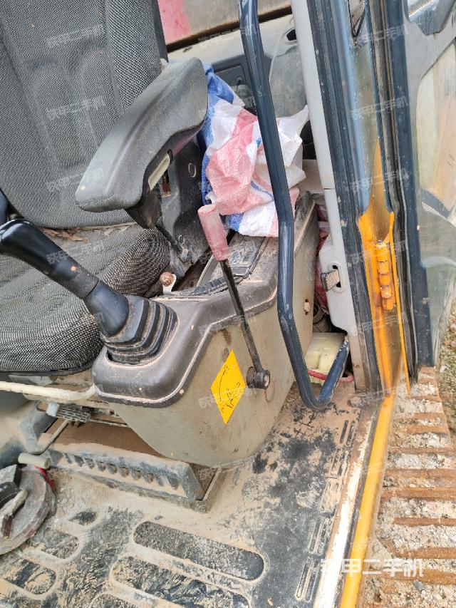 座椅左侧控制台/音响/含左手柄(驾驶室部分) 座椅左侧控制台/音响/含左手柄(驾驶室部分)