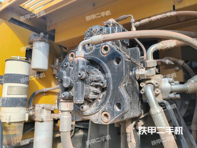 液壓泵艙室正面整體(整機外觀) 液壓泵艙室正面整體(整機外觀)