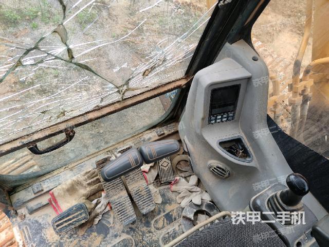 行走控制手柄和踏板 俯拍(驾驶室部分) 行走控制手柄和踏板 俯拍(驾驶室部分)