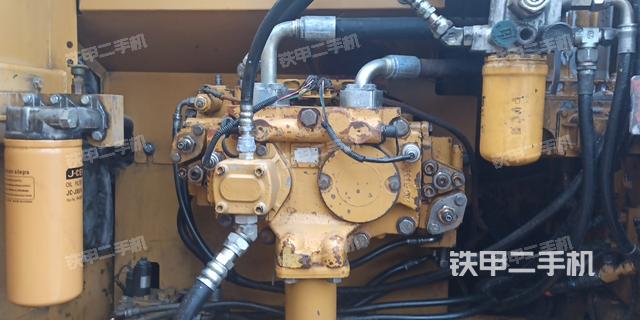 液压泵舱室正面整体（整机外观）