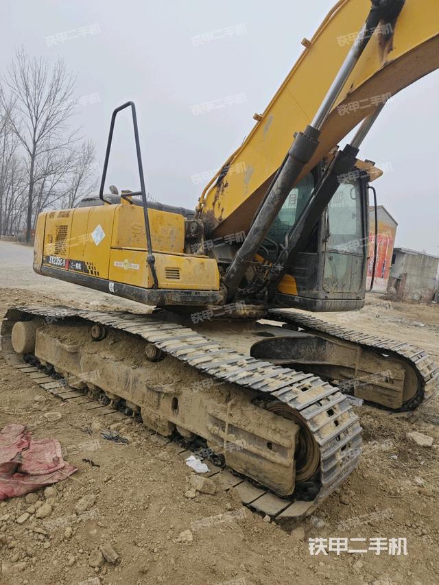 駕駛室整體(整機(jī)外觀) 駕駛室整體(整機(jī)外觀)