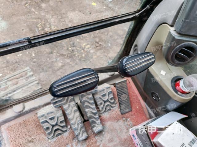 行走控制手柄和踏板?俯拍（駕駛室部分）