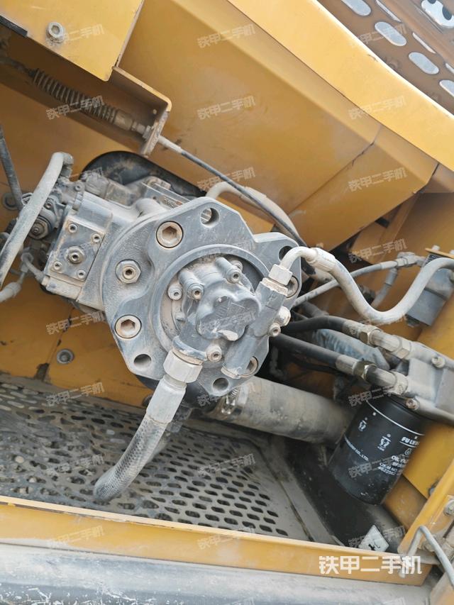 液壓泵艙室正面整體(整機(jī)外觀) 液壓泵艙室正面整體(整機(jī)外觀)