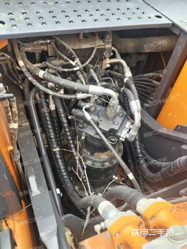 回轉(zhuǎn)馬達(dá)和主控閥（整機(jī)外觀）