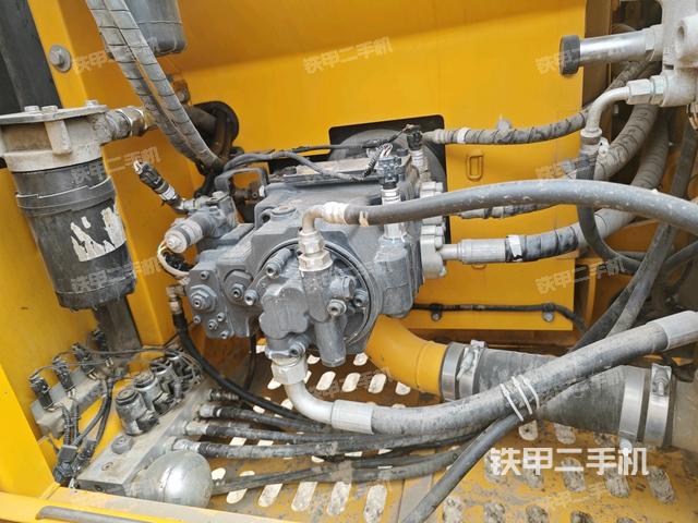 液壓泵艙室正面整體（整機外觀）