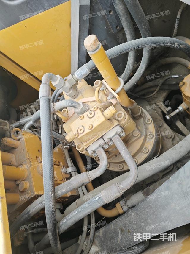 回轉(zhuǎn)馬達(dá)和主控閥(整機(jī)外觀) 回轉(zhuǎn)馬達(dá)和主控閥(整機(jī)外觀)