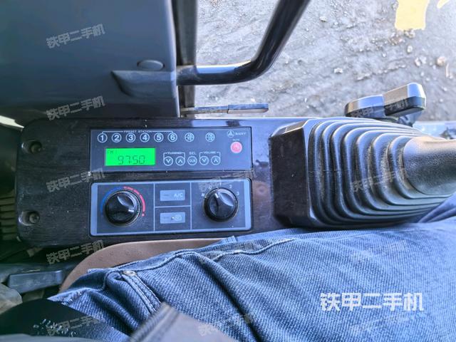 座椅左側控制臺/音響/含左手柄(駕駛室部分) 座椅左側控制臺/音響/含左手柄(駕駛室部分)