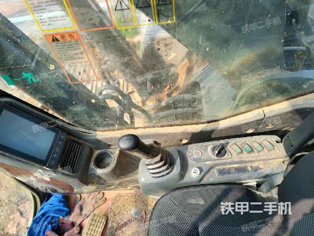 座椅右側(cè)控制臺(tái)/鑰匙門(mén)/油門(mén)/含右手柄(駕駛室部分) 座椅右側(cè)控制臺(tái)/鑰匙門(mén)/油門(mén)/含右手柄(駕駛室部分)