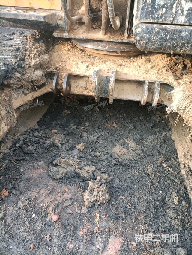 轉(zhuǎn)盤和下車架正前（工作和回轉(zhuǎn)裝置）