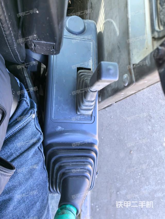 座椅左側(cè)控制臺/音響/含左手柄(駕駛室部分) 座椅左側(cè)控制臺/音響/含左手柄(駕駛室部分)