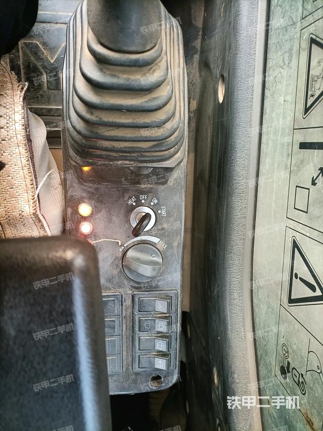 座椅右側(cè)控制臺(tái)/鑰匙門(mén)/油門(mén)/含右手柄(駕駛室部分) 座椅右側(cè)控制臺(tái)/鑰匙門(mén)/油門(mén)/含右手柄(駕駛室部分)